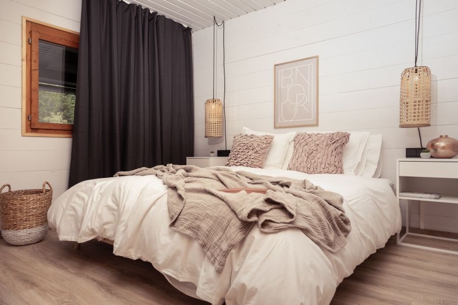 ein Schlafzimmer im Chalet Franz in Neuleutasch bei Seefeld mit weißen Wänden und Holzböden